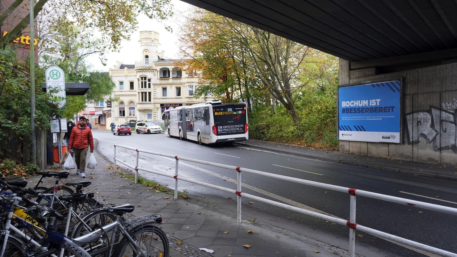 Kind (6) prallt bei Fahrradunfall mit einem Bus zusammen