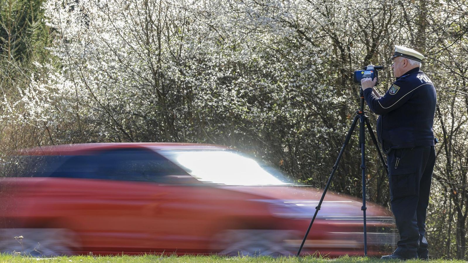 Autofahrer rast mit 123 km/h durch Düsseldorf