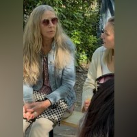Lea Graf unterhält sich mit Menschen beim Restaurant-Day in Wuppertal.