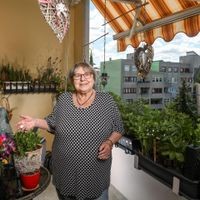 Dem Himmel über Berlin-Neukölln ein Stück näher: Erika Rendant auf ihrem Balkon in der High-Deck-Siedlung.