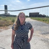 Julia Marmulla am Gelände der Glashütte in Düsseldorf: „Symbol des Stillstands“.