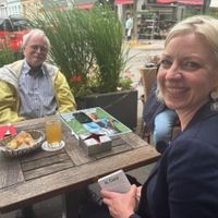 Clara Gerlach, OB-Kandidation der Grünen, im Gespräch mit Gerhard Roth aus Unterbach. „Den Leuten zuhören und das, was sie sich wünschen, umsetzen.“
