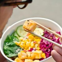 Mann isst veganen Poke mit Tofu.
