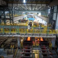 Herzstücke im „Großprojekt Bruckhausen“ ist die neue Strangießanlage 4 (vorn im Bild), die die alte Gießwalzanlage ersetzt und das umfassend modernisierte Warmbandwerk 4 (im Bild oben). 