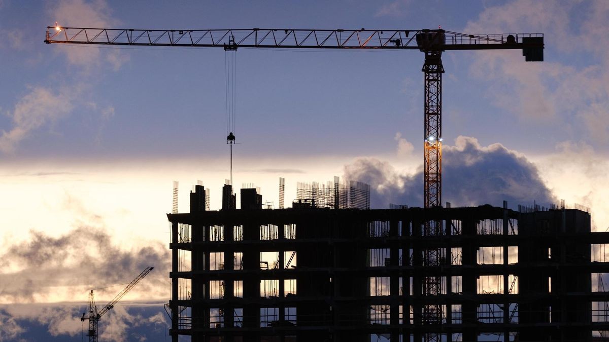 Ein Mehrfamilienhaus wird gebaut 
