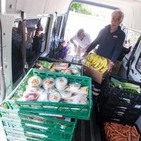 Ehrenamtliche Kräfte packen bei der rollenden Tafel an, die das DRK Gladbeck organisiert und durchführt.