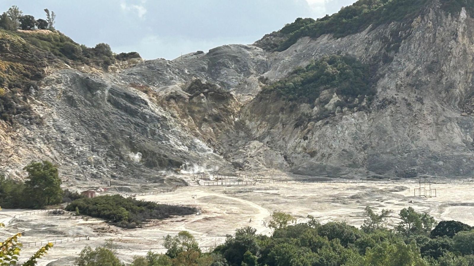 Forscher entdecken rätselhafte Risse – Droht ein Vulkanausbruch?