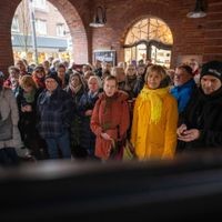 Tagsüber, wie hier beim Weihnachtssingen mit dem Bottcast-Team im Dezember 2024, geht es am Torbogenhaus gesittet zu. Nach den Feierabendmärkten dagegen sehe es anders aus, sagt Piet Metzen.
