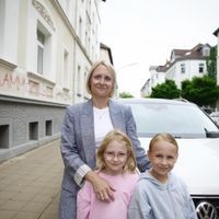 Die Braunschweigerin Anna Hinkel fährt mit ihren Töchtern Lara (links) und Luise nur ungern zum Shoppen in die City.