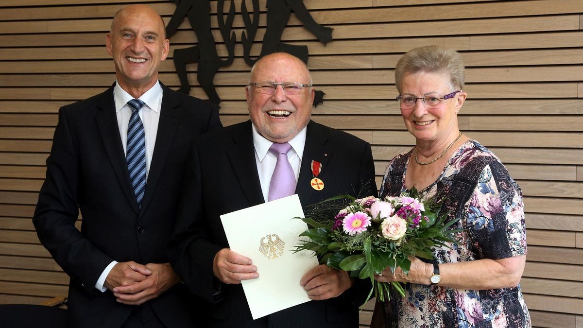 Nach der Verleihung der Bundesverdienstmedaille (von links): Peines Landrat Franz Einhaus sowie Adolf Bialas und seine Ehefrau Helga Bialas (Archivfoto). 