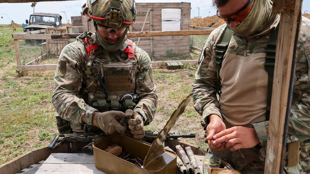 Mit dem neuen Standard-Gewehr der russischen Streitkräfte: Kampftraining von Soldaten der 7. Garde-Luftsturm-Division mit dem neuen AK-12K Sturmgewehr in der Region Saporischschja