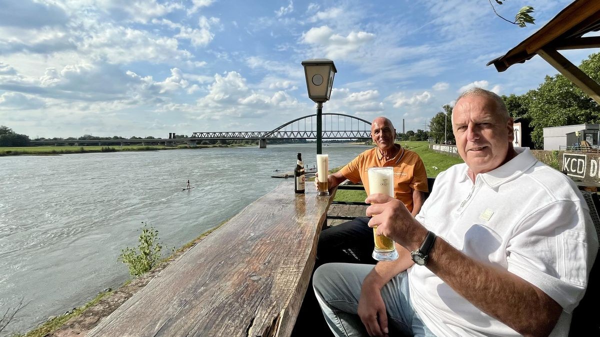 Stammgäste im Biergarten „Hammer Blick“ in Düsseldorf: Rainer (hinten) und Michael. 