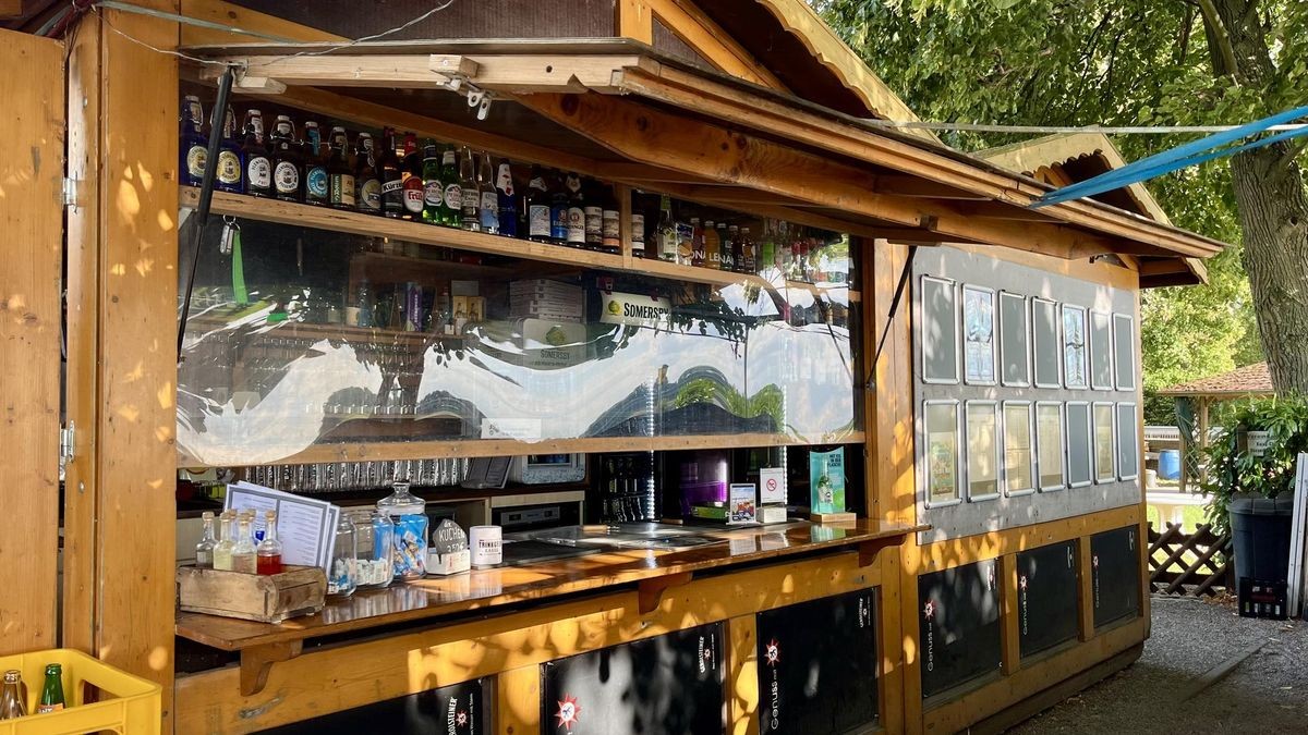 Bestellt wird im Biergarten „Hammer Blick“ in Düsseldorf an dieser Bude. Das Essen wird zum Platz gebracht, Getränke nimmt man selbst mit.