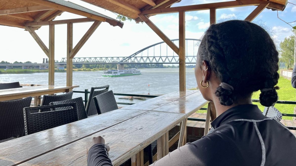 Viel näher am Wasser geht nicht: Die Aussicht vom Biergarten „Hammer Blick“ ist grandios. 