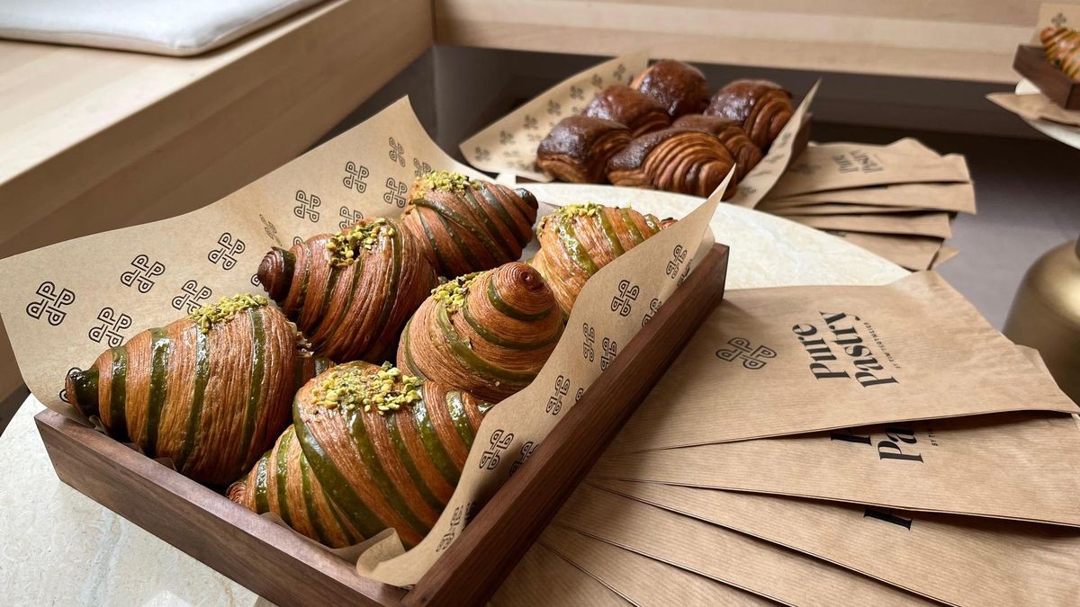 Die verschiedenen Crossaint-Variationen (hier mit Pistazie und Schokolade) gehören zu den Klassikern bei „Pure Pastry“.