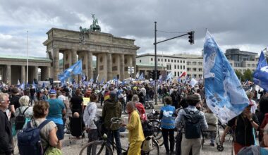 „Querdenker“ demonstrieren am Brandenburger Tor – Gegenprotest mit „Anti-Weidel-Bus“