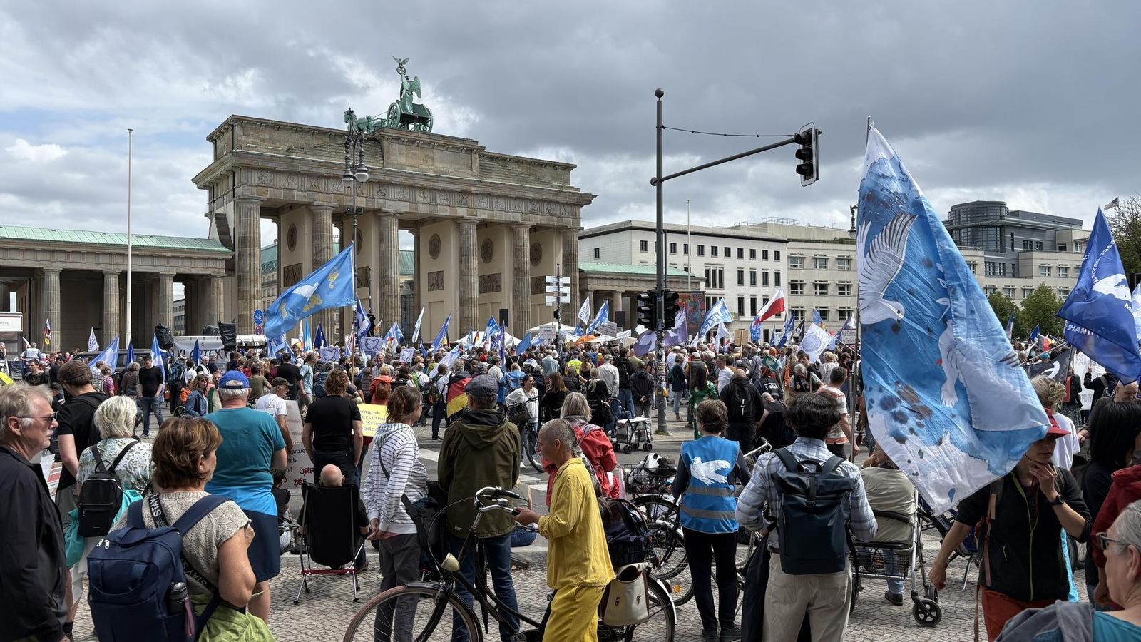 „Querdenker“ demonstrieren am Brandenburger Tor – Gegenprotest mit „Anti-Weidel-Bus“