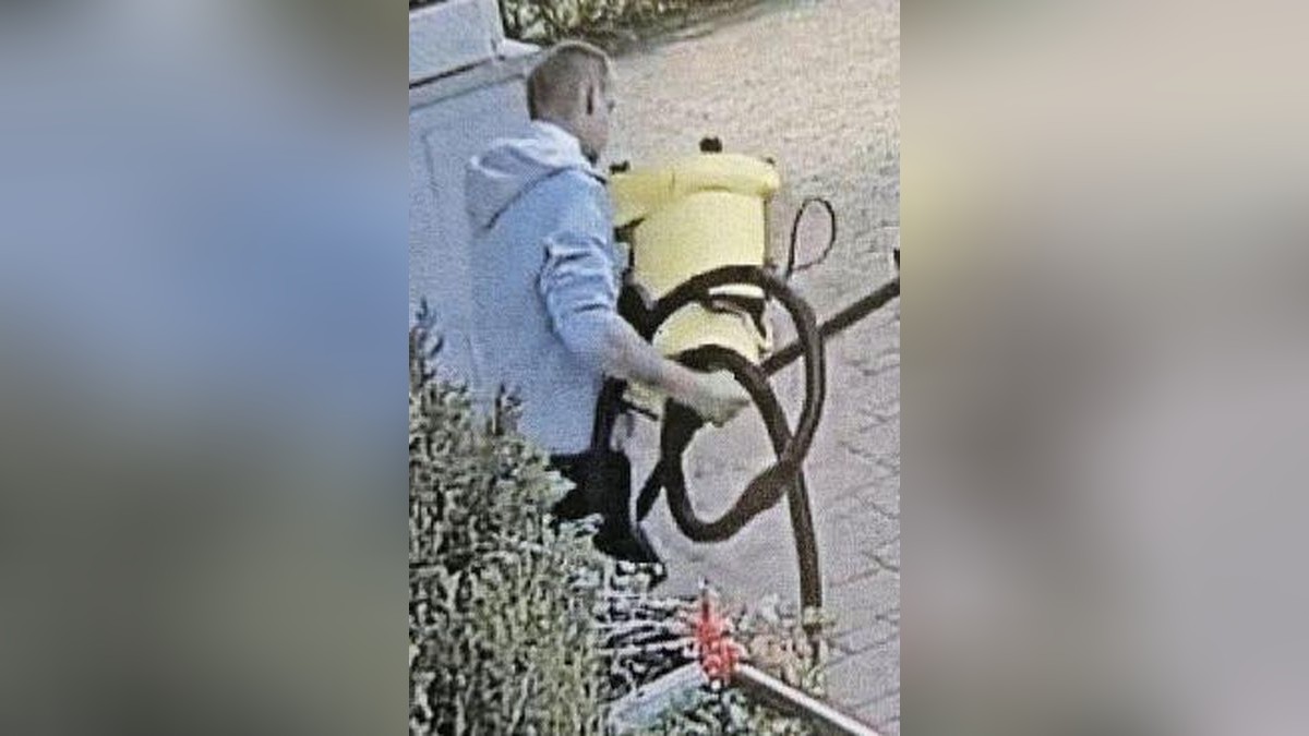 Als Diebesgut musste ein Staubsauger herhalten.