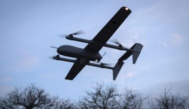 Drohne ermöglicht spektakuläre Rettung – Soldat flüchtet auf E-Bike