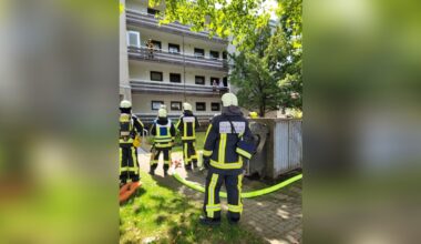 Feuerwehr rettet Bewohner aus brennender Wohnung in Bochum
