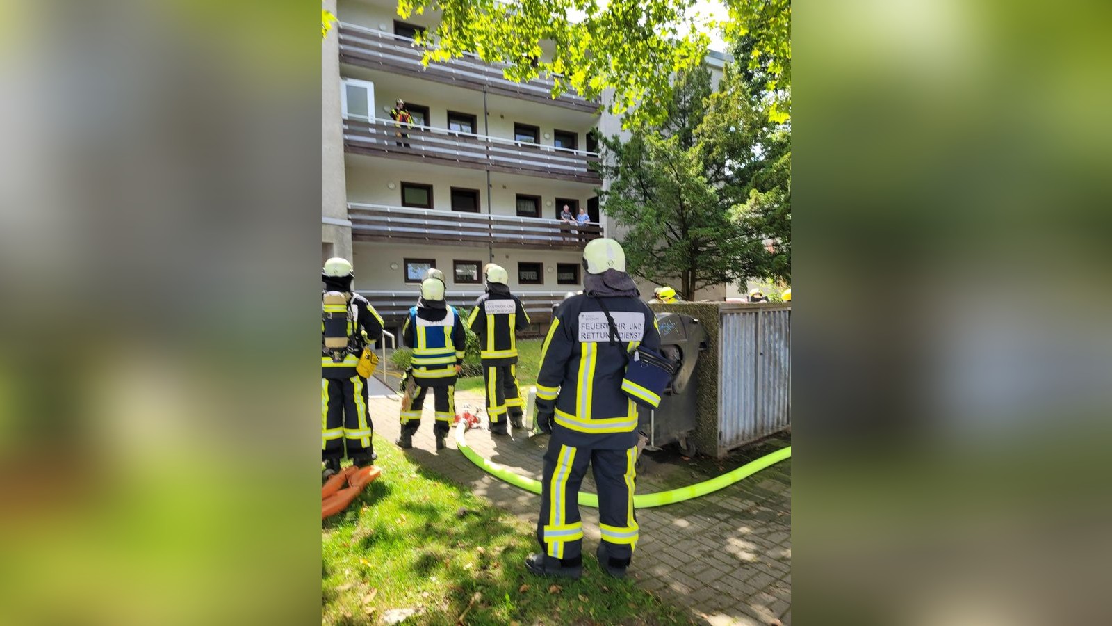 Feuerwehr rettet Bewohner aus brennender Wohnung in Bochum