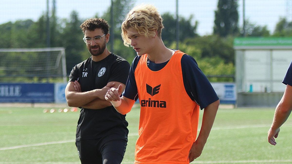  Fussball | Regionalliga West | Mittwoch 25.06.2025 | Ort: Nebenplatz IMS Arena | Trainingsauftakt SSVg Velbert 02 | Im Bild von links Ismail Jaouri und Kilian Wagenaar 