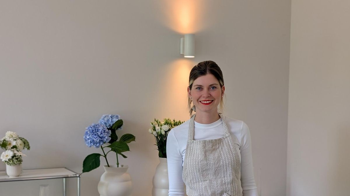 Sophie Jersch steht in ihrem Concept-Store „Matchaflowerbar“ in Wuppertal am Arrenberg, im Hintergrund sind Blumen zu sehen.