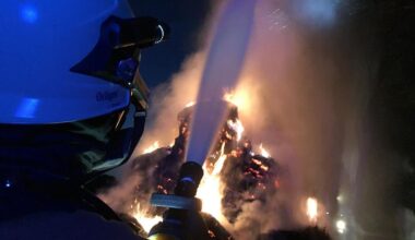 Knall und Flammenschein auf dem Eigen: Feuerwehr löscht Brand