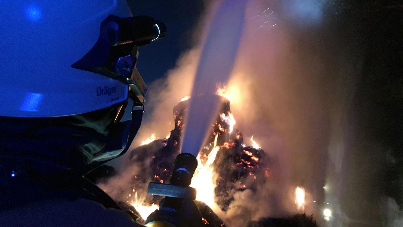 Knall und Flammenschein auf dem Eigen: Feuerwehr löscht Brand