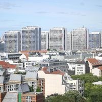 Künftig sollen Vermietern, die Sozialwohnungen überteuert vermieten, deutlich höhere Strafen in Berlin drohen. 