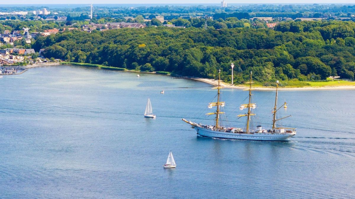 Unten blaues Wasser, oben blauer Himmel zum Auslaufen der „Gorch Fock” aus dem Kieler Hafen.