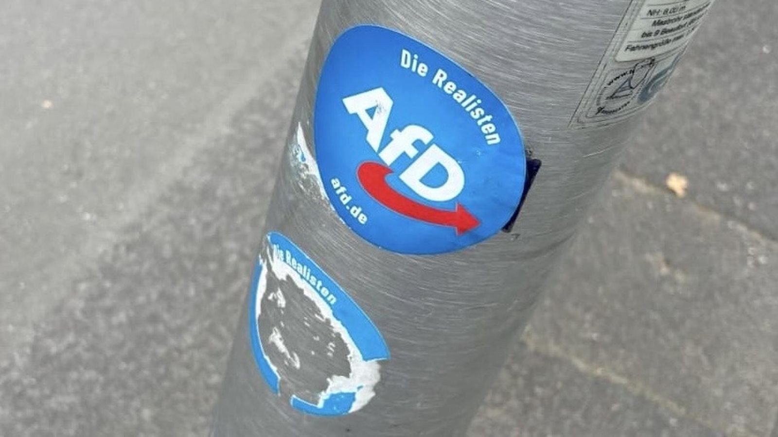 Düsseldorf: Rasierklingen unter AfD-Aufklebern versteckt