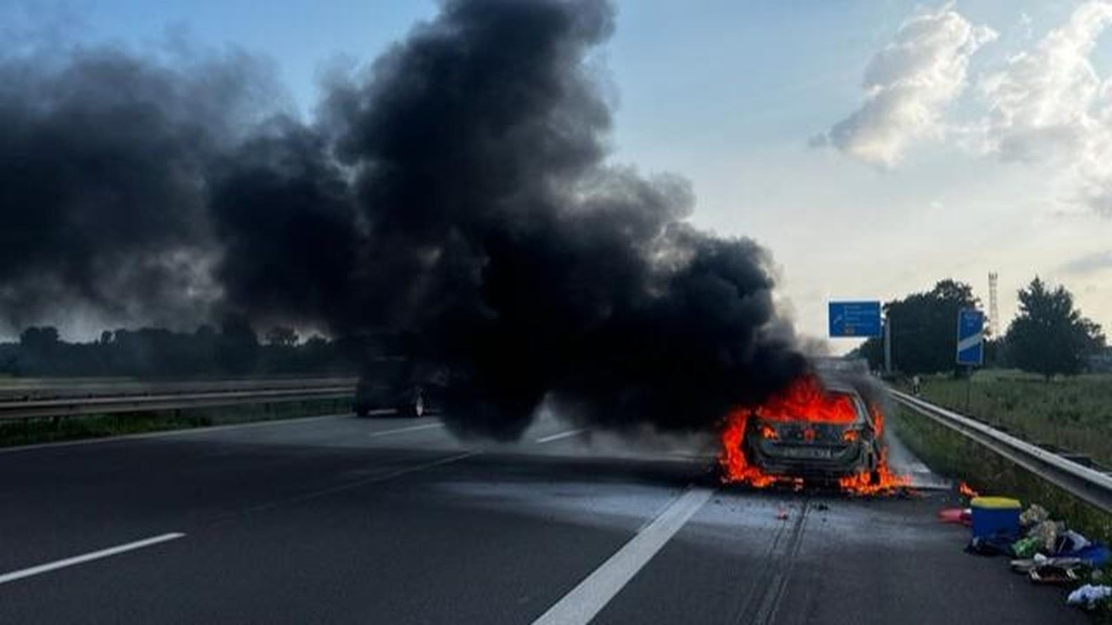 Herner Auto auf der Autobahn völlig ausgebrannt