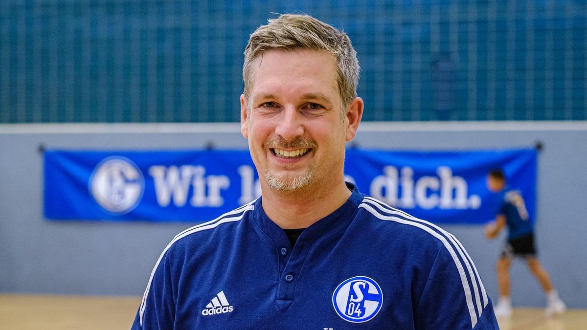 Daniel Nienhaus ist Handball-Abteilungsleiter bei Schalke 04 und Vorsitzender der Schulpflegschaft des Max-Planck-Gymnasium in Gelsenkirchen-Buer.