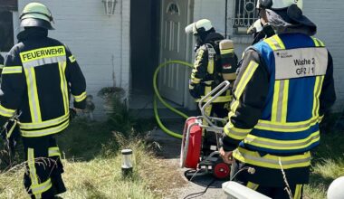 Feuerwehr löscht Brand in Bochum-Stiepel
