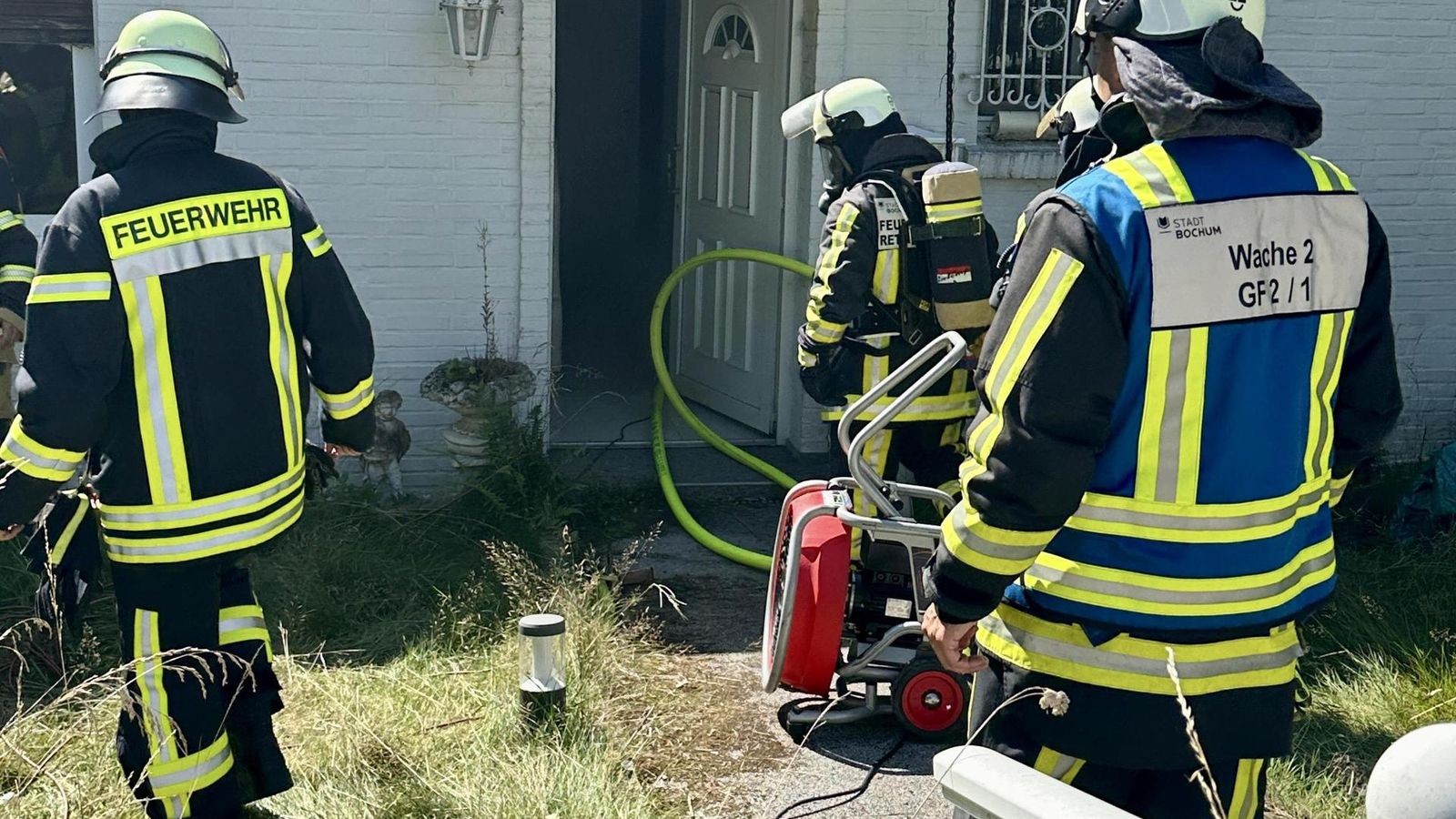 Feuerwehr löscht Brand in Bochum-Stiepel