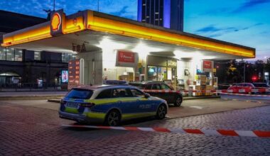 Dienstwaffe aus Auto gestohlen? Großeinsatz am Dammtor-Bahnhof