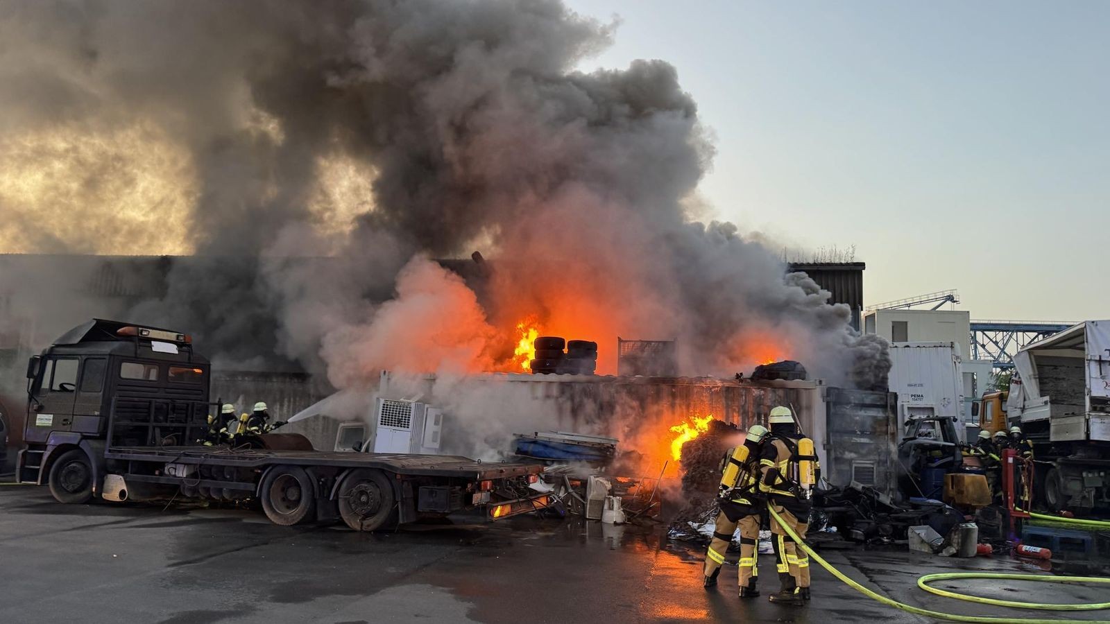 Brand im Essener Stadthafen: Große Rauchwolke zu sehen