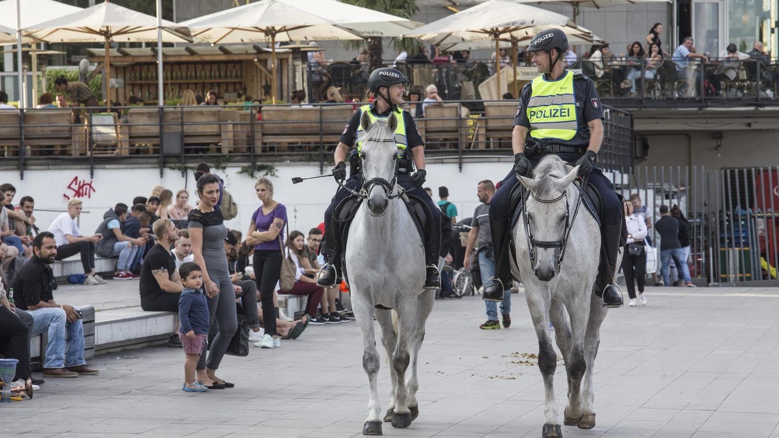 Reiterstaffel patrouilliert in der City und trifft plötzlich einen Star