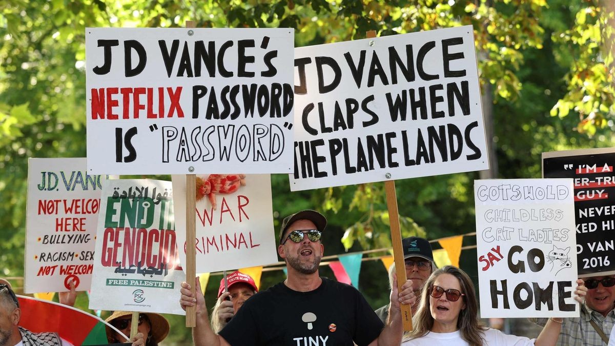 Protestplakate gegen Vance in England.
