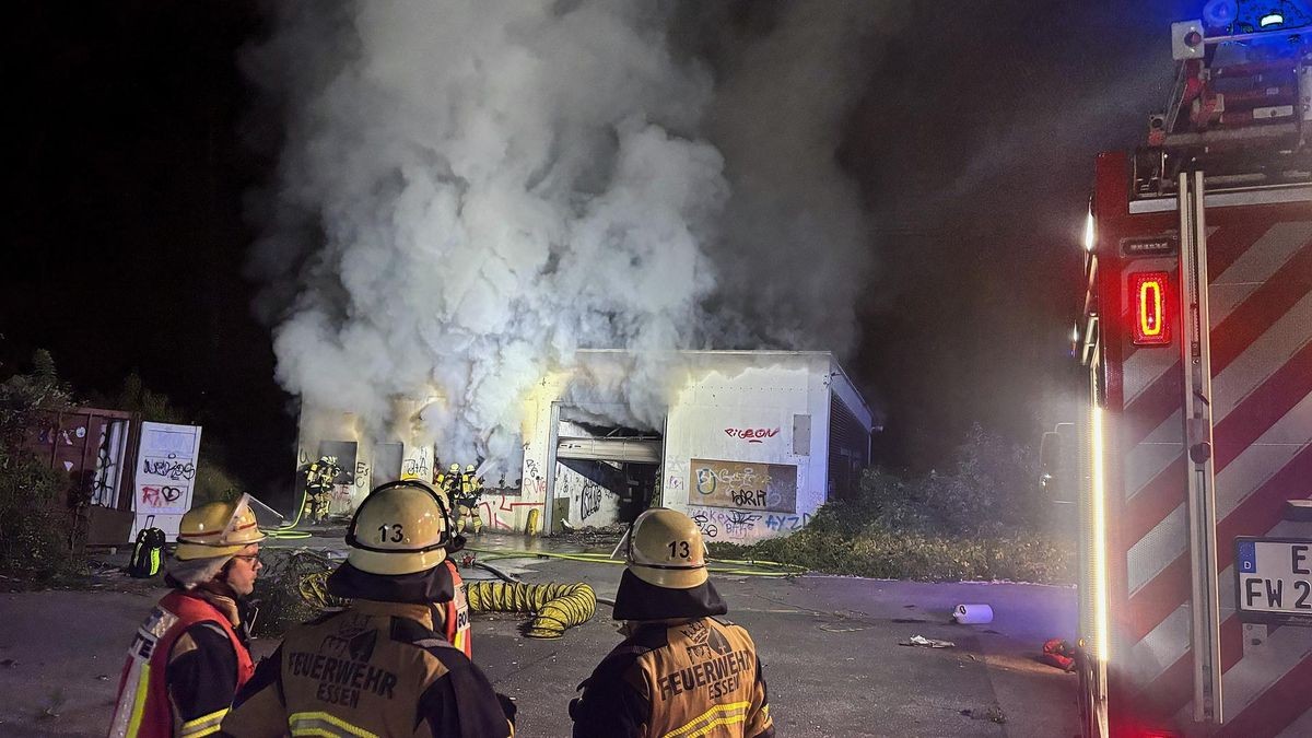 In der Halle brannte Müll. Das Feuer konnte schnell unter Kontrolle gebracht werden.