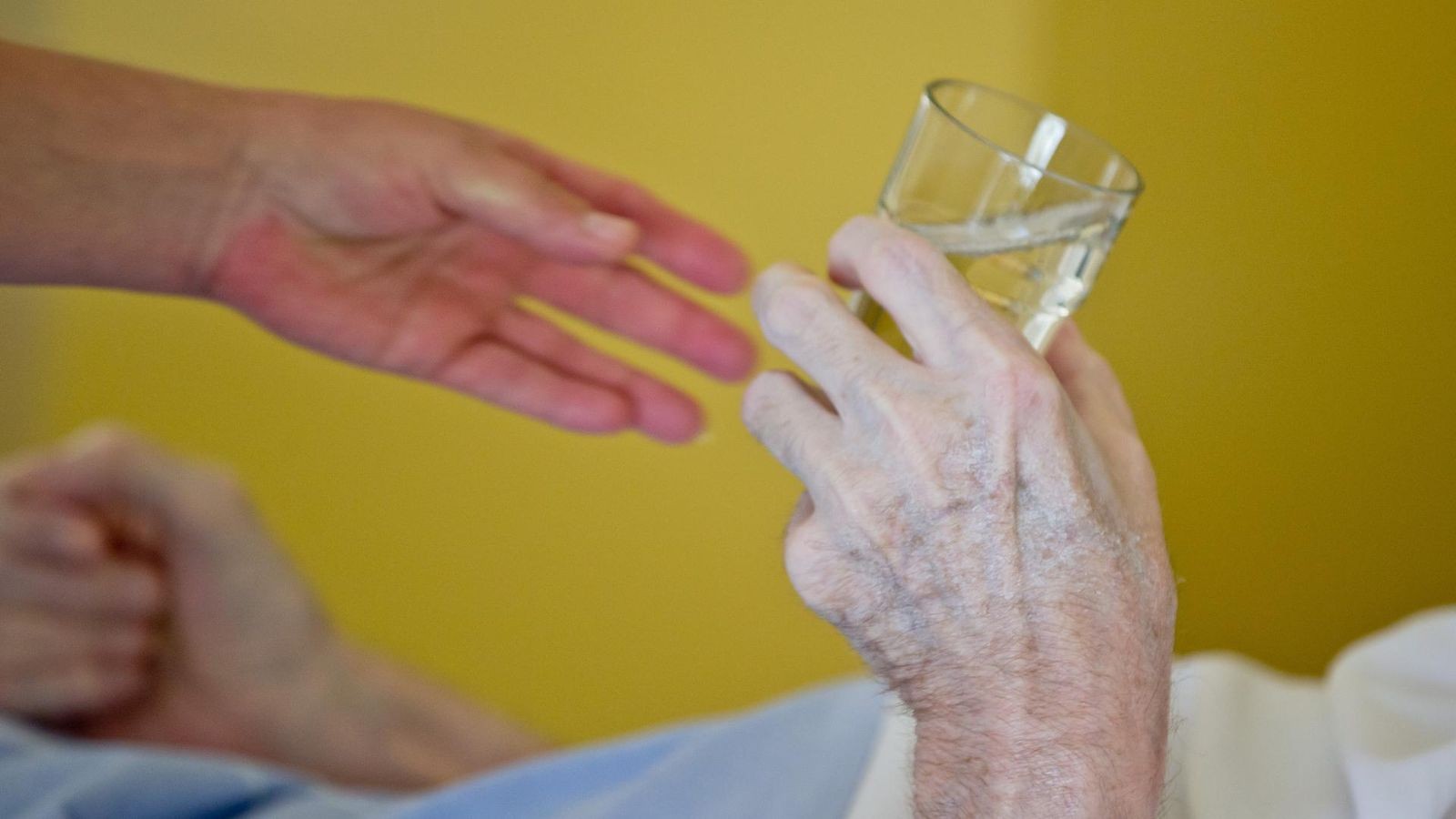 Kaum Hitzeschutz in Kliniken und Heimen: „Bange Tage“ für Patienten