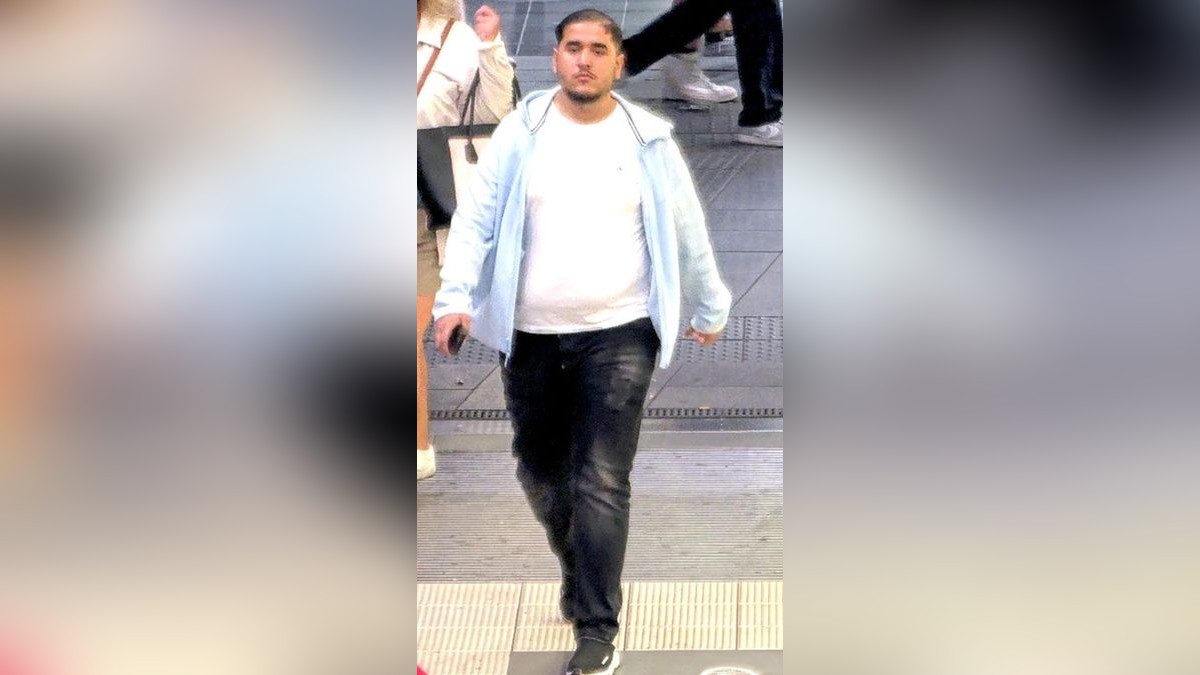 Versuchte Vergewaltigung: So sieht der junge Mann aus, nach dem gefahndet wird.