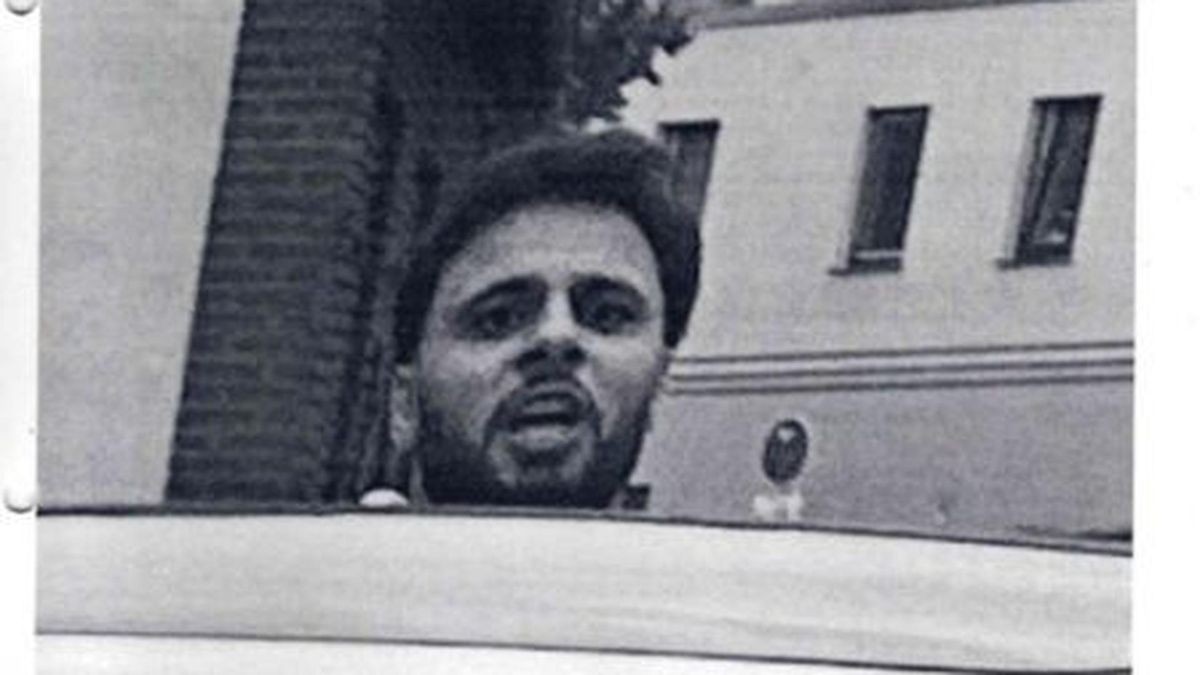 Die Polizei sucht diesen Mann.