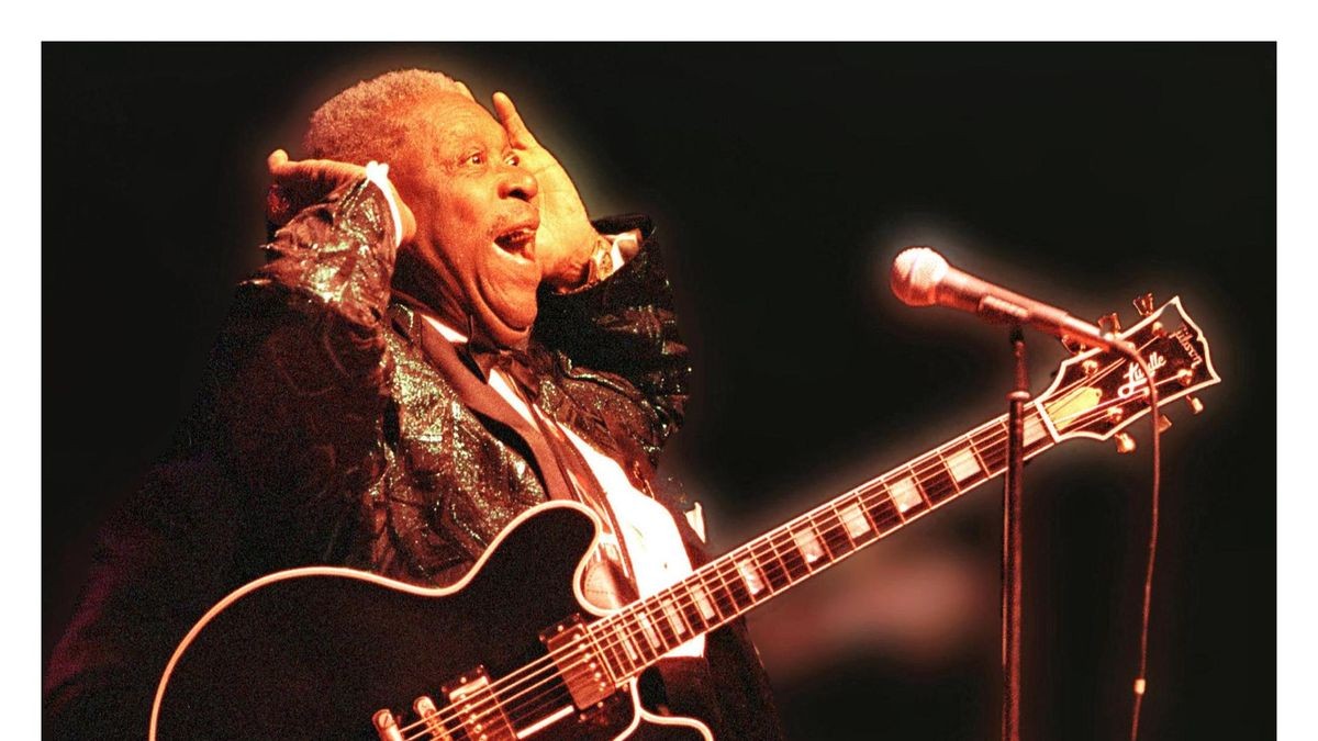 Blues-Gitarrist B.B. King beim Konzert 1999 im CCH, fotografiert von Ronny Sawatzki, zu sehen bei der Schau im Café Klönsnack neben dem Störtebeker-Haus.