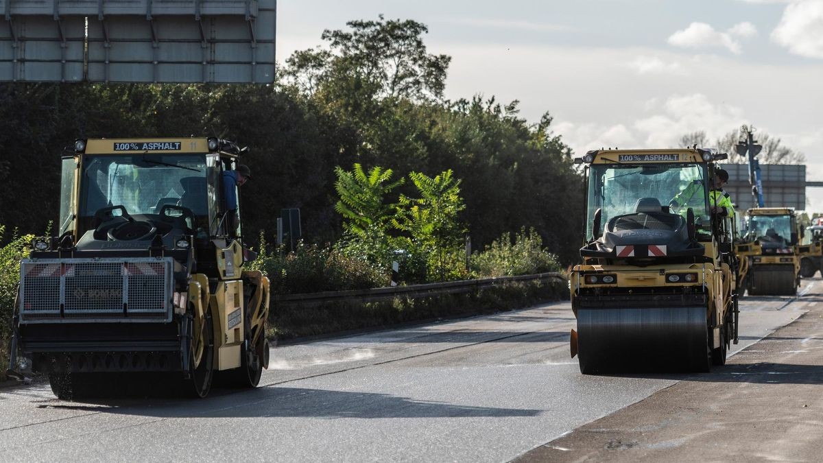 Asphaltdecken werden erneuert: Walzen auf der Baustelle auf der Autobahn 