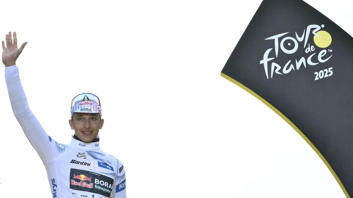 Florian Lipowitz feiert im weißen Trikot bei der Tour de France.