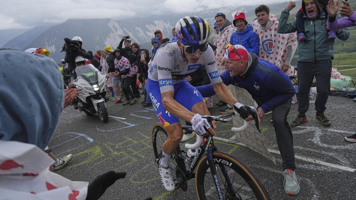 Der Deutsche Florian Lipowitz, der das Weiße Trikot des besten Nachwuchsfahrers trägt, in Aktion bei der Tour de France.