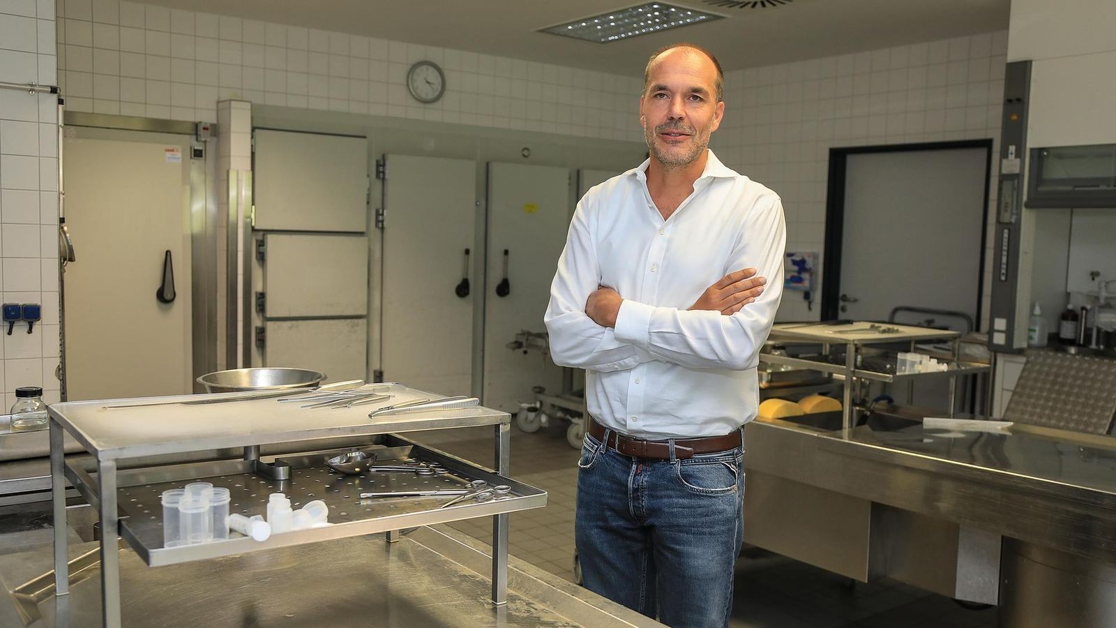 Die Spur des Todes führt durch sein Institut