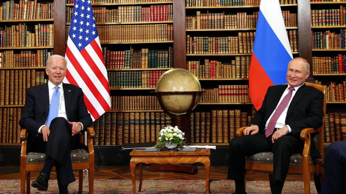 Die Distanz könnte kaum größer sein: Joe Biden (links) und Wladimir Putin.